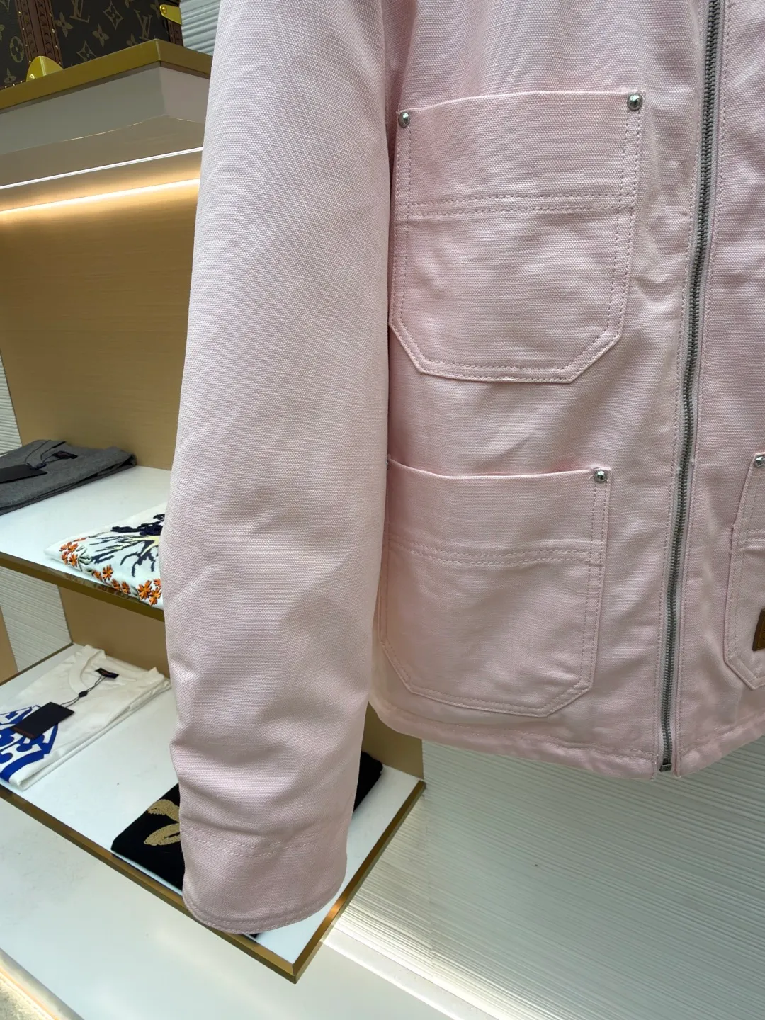 LOUIS VUITTON spliced lapel jacket ●Authentic product: purchased and developed by 27991 ●Item number: 1680418-C40 ●Fabric: denim fabric ●Technology: made on positioning cutting machine ●Version: fitted version ●Weight: about 1110 grams ●Size: 44-46-48-50-52 ●Description: Made of customized cotton fabric! The texture is great, soft and strong to the touch, not only comfortable to wear, but also very durable! The pink is dyed evenly, with no color blocks or fading, and the color fastness is strictly controlled! The hem pockets are decorated with leather labels, the writing is clear and neat, the thickness and spacing of the fonts are consistent with yb, the details are perfectly controlled! The spliced lapel design, the overall routing is straight and delicate, the fabric is comfortable and soft, the color is consistent and there is no color difference It can be matched with the same style to create a fashionable look, and can be used in various occasions. Customized accessories, complete with three standards, same style for men and women!